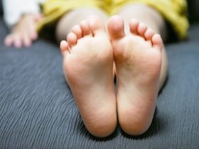足の臭い改善に食事や生活習慣も関係する？