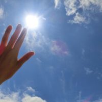 紫外線を浴びる手